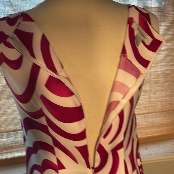 EUC Size 6 beautiful spring dress in fuchsia and white. - Picture 6 of 8